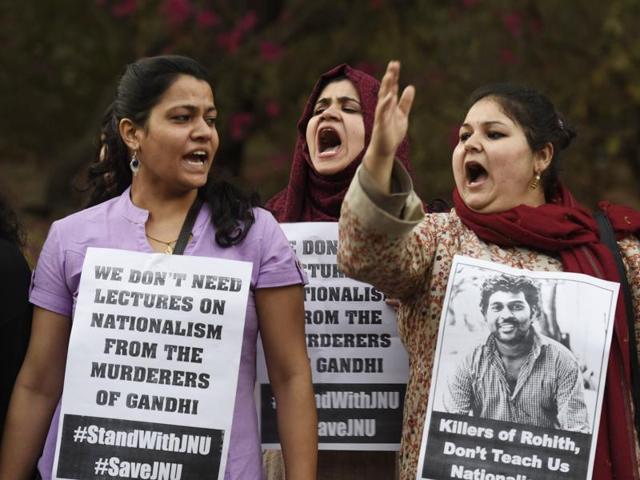 JNU students form a human chain inside the campus in protest against arrest of JNUSU President Kanhaiya on Sunday, February 14, 2016.(Sanjeev Verma / HT Photo)