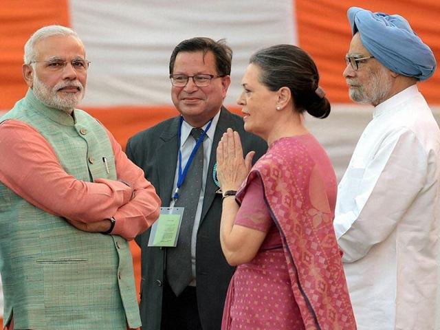Prime Minister Narendra Modi, former PM Manmohan Singh and Congress President Soina Gandhi during Dussehra celebrations at Subhash Maidan in New Delhi.(PTI File Photo)