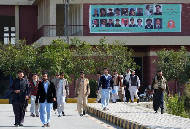 Pakistani sutdents walk through Bacha Khan university after it was reopened in the northwestern town of Charsadda on February 15, 2016. A Pakistani university attacked in January 2016 by the Taliban reopened on February 15, guarded by hundreds of police, highlighting a pervasive atmosphere of fear after the Islamist group vowed more strikes on schools. Gunmen stormed Bacha Khan university in the northwestern town of Charsadda on January 20, killing teachers and students in a rampage that left 21 dead. AFP PHOTO / A MAJEED (AFP)