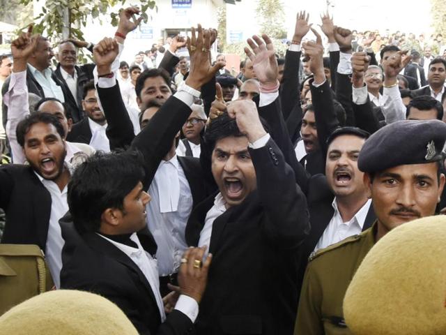 Lawyers inside the Patiala House Court premises allegedly thrashed protesters and journalists on Monday afternoon who had gone to attend the bail hearing of JNU students’ union president Kanhaiya Kumar, who was arrested on charges of sedition for the Afzal Guru event. (Sonu Mehta/HT Photo)