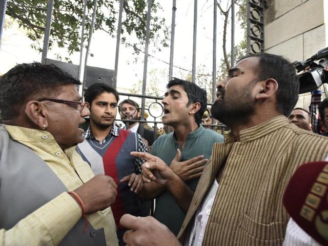 The lawyers allegedly manhandled students and journalists at the Patiala House Court and shouted pro-India and anti-JNU slogans. They also assaulted the pro-JNU protesters in the court premises during the hearing on Monday. (Sonu Mehta/HT Photo)