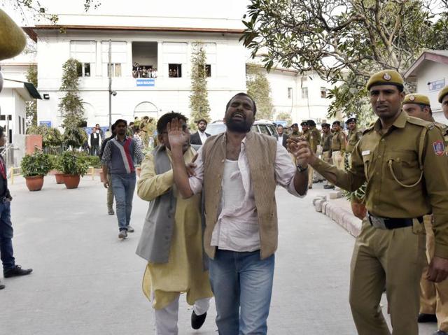 Many journalists were not allowed inside the court premises during the bail hearing of JNUSU president Kanhaiya Kumar on Monday afternoon. The lawyers at the court also got into a scuffle with pro-JNU protesters. (Sonu Mehta/HT Photo)