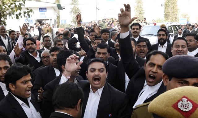 A group of lawyers allegedly thrashed protesters and journalists inside the Patiala House court premises on Monday afternoon. (Sonu Mehta/HT) A group of lawyers allegedly thrashed protesters and journalists inside the Patiala House court premises on Monday afternoon. (Sonu Mehta/HT)