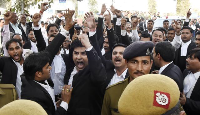 Lawyers allegedly thrashed protesters and journalists inside the Patiala House Court premises on Monday afternoon. (Sonu Mehta/ HT Photo)