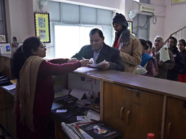 Parents’ queue at a school in New Delhi on the last day for filling forms for nursery admissions in private schools in New Delhi. (Arun Sharma / HT file photo) Parents’ queue at a school in New Delhi on the last day for filling forms for nursery admissions in private schools in New Delhi. (Arun Sharma / HT file photo)