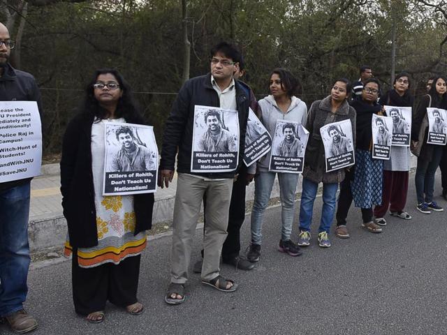 JNU teachers and students form a human chain inside the campus on Sunday to protest the arrest of JNUSU president Kanhaiya Kumar. (Sanjeev Verma/HT Photo) JNU teachers and students form a human chain inside the campus on Sunday to protest the arrest of JNUSU president Kanhaiya Kumar. (Sanjeev Verma/HT Photo)
