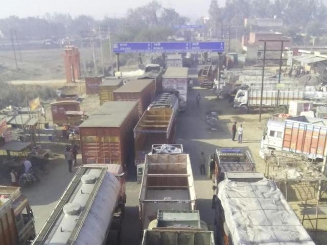 Stranded vehicles on a highway in Rohtak as jats continue to block roads and rail tracks on Tuesday.(Manoj Dhaka/HT)