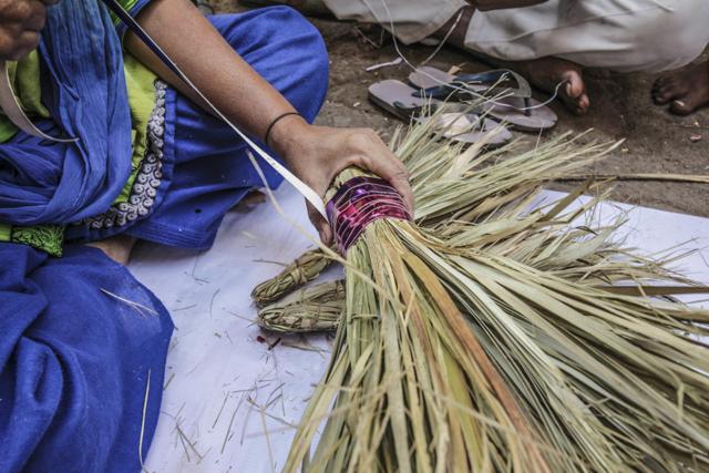 Locals making brooms for the exhibition (courtesy: design museum dharavi)