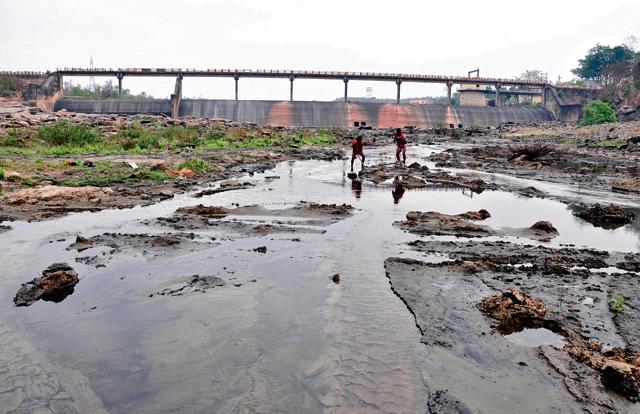 A view of the polluted Damodar river at Mohal Bani, Jharia in Dhanbad. The city was at the bottom of the Swachh Survekshan list released by the Union government on Monday. (HT File Photo) A view of the polluted Damodar river at Mohal Bani, Jharia in Dhanbad. The city was at the bottom of the Swachh Survekshan list released by the Union government on Monday. (HT File Photo)