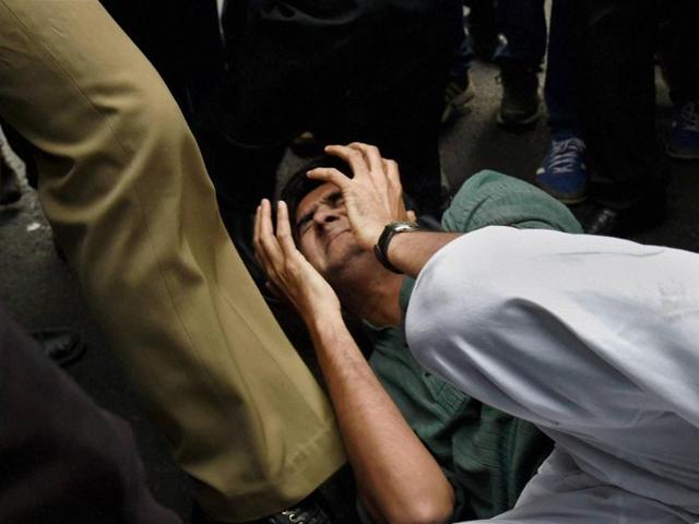 A group of lawyers allegedly thrashed protesters and journalists inside the Patiala House court premises on Monday during the hearing on the extension of police custody of JNU students body president Kanhaiya Kumar arrested on charges of sedition.(Sonu Mehta/Hindustan Times)