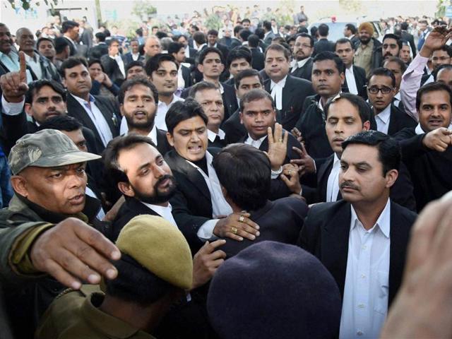 Advocates clash with the JNU students and journalists present at the hearing of JNUSU president Kanhaiya Kumar’s case in Patiala House Court in New Delhi on(PTI)