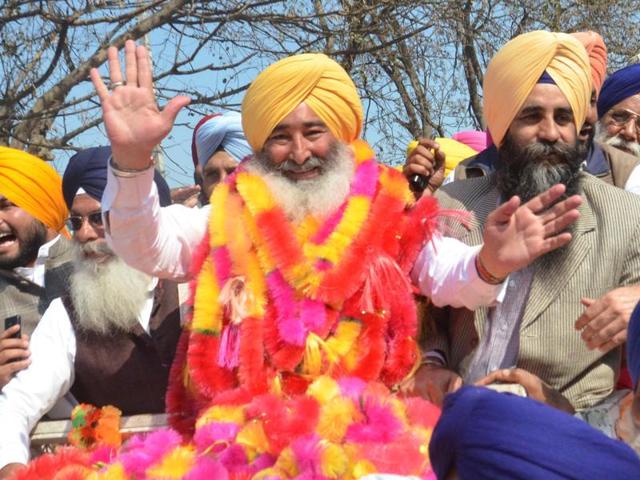 SAD candidate Ravinder Singh Brahmpura celebrates after winning the Khadoor Sahib bypoll on Tuesday. (Sameer Sehgal/ HT) SAD candidate Ravinder Singh Brahmpura celebrates after winning the Khadoor Sahib bypoll on Tuesday. (Sameer Sehgal/ HT)
