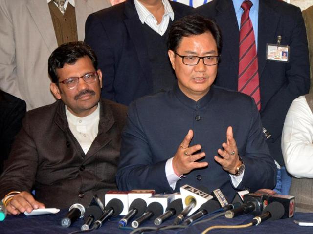 Union minister Kiren Rijiju (C) on Tuesday kicked up a storm with his remarks “was there a murder” on being asked why police had not acted against lawyers and others thrashing journalists, students and teachers at the premises of the court hearing the JNU case.(Sameer Sehgal/HT)