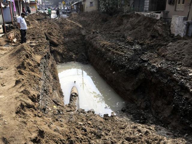After seven hours of rescue efforts, the body of the worker was recovered from the pipeline at around 4 am on Tuesday. (Arun Mondhe/ HT photo) After seven hours of rescue efforts, the body of the worker was recovered from the pipeline at around 4 am on Tuesday. (Arun Mondhe/ HT photo)