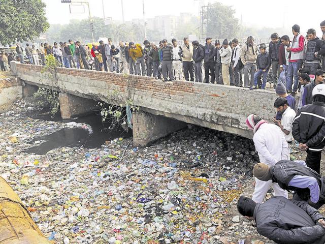 Police registered a case on finding the severed torso of woman in Sector 35 drain last January but have not yet got any leads.(HT File Photo)