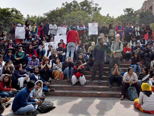 A group of lawyers allegedly thrashed protesters and journalists inside the Patiala House court premises on Monday afternoon.(Hindustan Times)