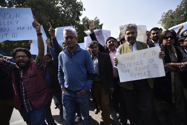 Journalists during March Press Club to Supreme Court against attack at Delhi court, in new Delhi on Tuesday, February 16, 2016.(Hindustan Times)
