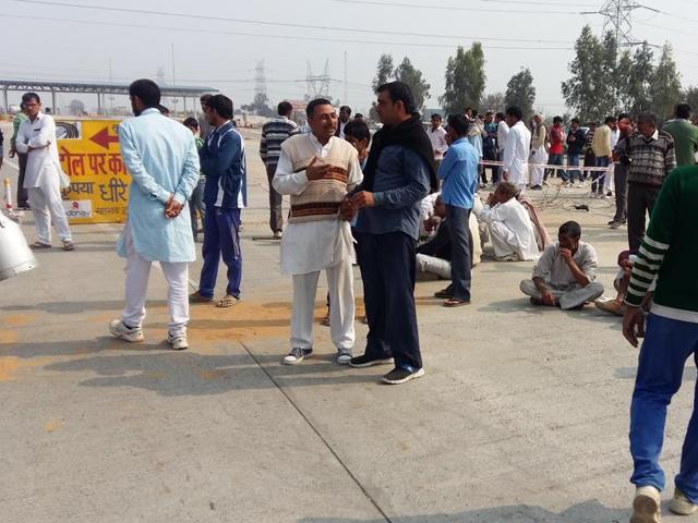 Jat protesters block national highway-10 on Wednesday.(HT Photo) Jat protesters block national highway-10 on Wednesday.(HT Photo)