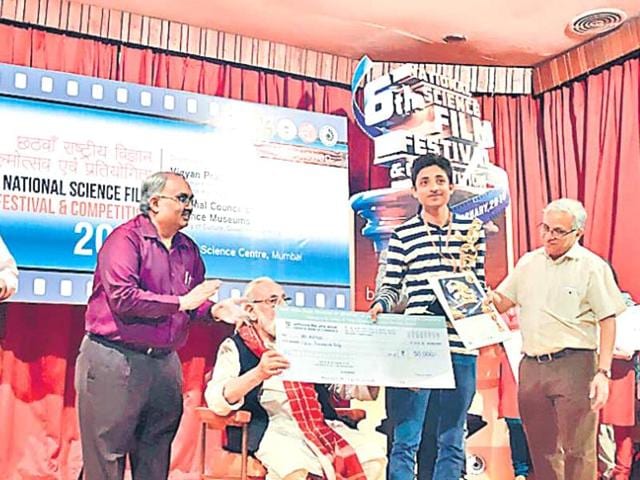 Lucknow lad Aditya receiving a cheque at the National Science Film Festival and Competition, 2016 in Mumbai. (HT photo) Lucknow lad Aditya receiving a cheque at the National Science Film Festival and Competition, 2016 in Mumbai. (HT photo)