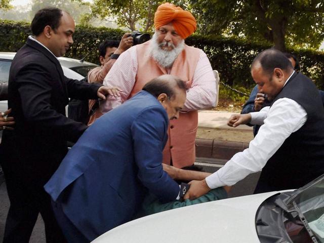 BJP MLA OP Sharma in a scuffle with one of the JNU students who were protesting against the arrest of JNUSU President Kanhaiya Kumar outside the Patiala House Courts in New Delhi on Monday.(PTI)