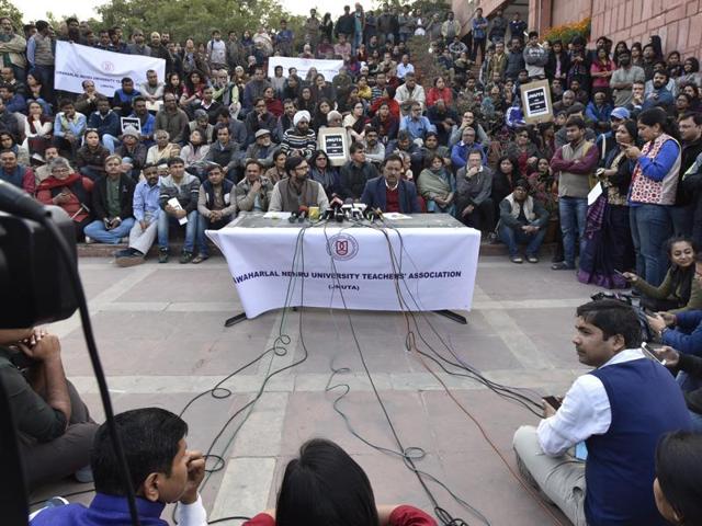 Members of JNUTA at the JNU campus in New Delhi. While one section observed a strike on Tuesday, another (Sanjeev Verma/HT Photo) Members of JNUTA at the JNU campus in New Delhi. While one section observed a strike on Tuesday, another (Sanjeev Verma/HT Photo)