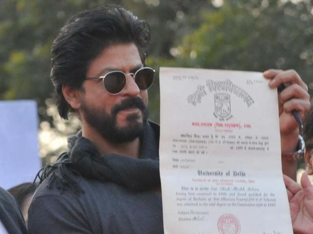 Shah Rukh Khan receives his graduation degree after 28 years at annual fest of Hansraj College in New Delhi on Feb 16, 2016.(IANS)