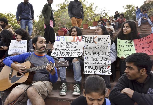 While many choose rally march and slogan to show anger against the arrest of JNUSU’s Kanhaiya Kumar, many at the JNU campus chose to spread the message through posters and music. (Sanjeev Verma / HT Photo ) While many choose rally march and slogan to show anger against the arrest of JNUSU’s Kanhaiya Kumar, many at the JNU campus chose to spread the message through posters and music. (Sanjeev Verma / HT Photo )