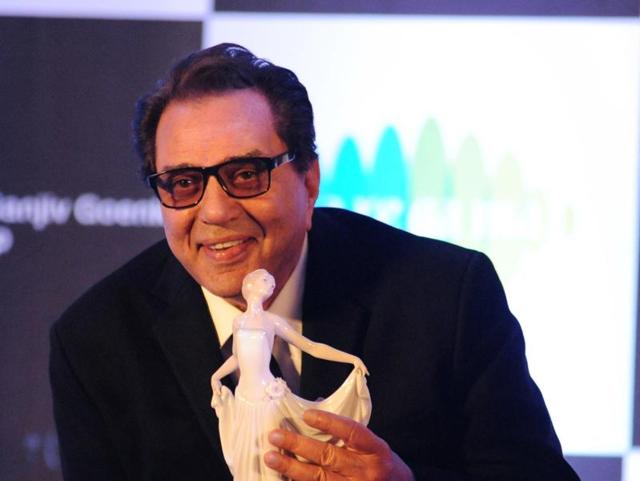 Indian Bollywood actor Dharmendra with the Dream Girl statuette. (AFP) 
