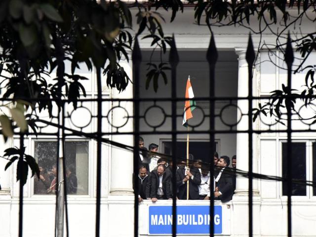 Lawyers raise Indian flag and shout slogans at Patiala House Courts. (Virender Singh Gosain/HT)