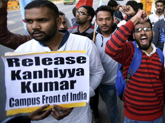 Members of Shiv Sena Punjab holding protest against JNU students for anti national activities at jagraoin bridge.(PTI)