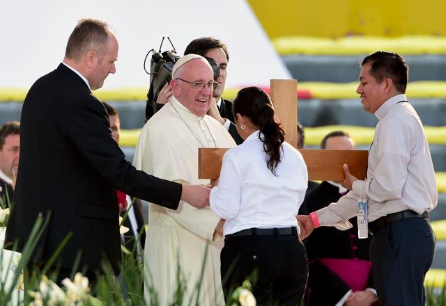 Pope Francis, flanked by Cardinal Alberto Suarez Inda, talks to faithful inside the Cathedral in Morelia , Michoacán. (AFP Photo) Pope Francis, flanked by Cardinal Alberto Suarez Inda, talks to faithful inside the Cathedral in Morelia , Michoacán. (AFP Photo)