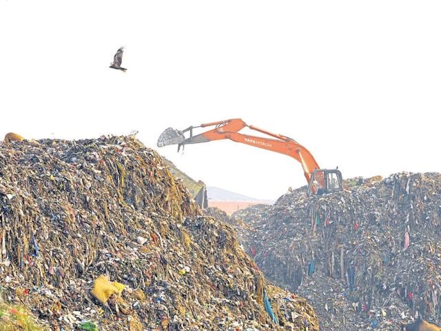 Under various services offered, waste management (processing and disposal) scored 75 out of 200 marks.(HT File Photo) Under various services offered, waste management (processing and disposal) scored 75 out of 200 marks.(HT File Photo)
