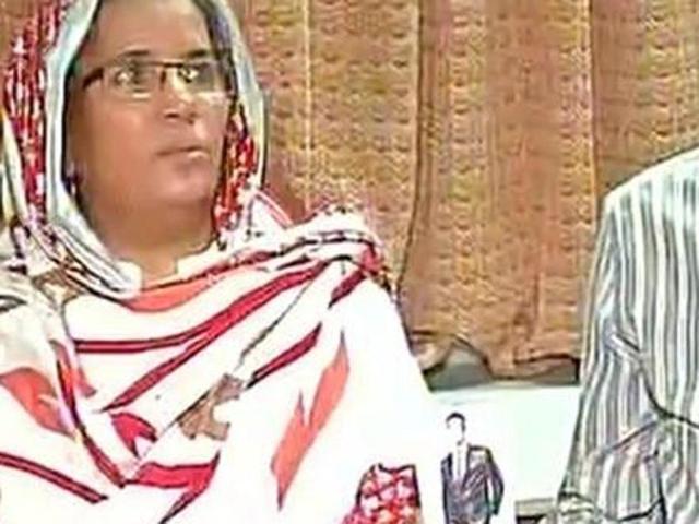 Hamid Ansari’s parents show his picture, in Mumbai. He had befriended a Kohat-based woman through Facebook and had entered Pakistan from Afghanistan to meet her.(ANI File Photo)