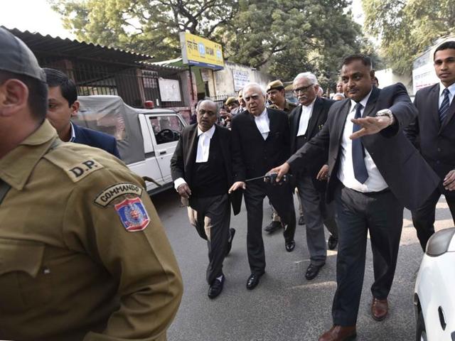 A team of lawyers headed by Kapil Sibal enter the premises of Patiala House for the hearing of the sedition case against JNUSU president Kanhaiya Kumar. (Arun Sharma/HT)