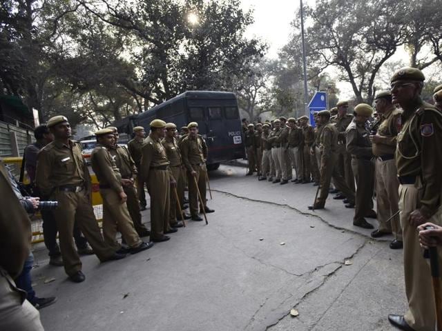 Security deployed outside Patiala House before sending JNUSU President Kanhaiya Kumar to Tihar Jail. (Arun Sharma/HT)