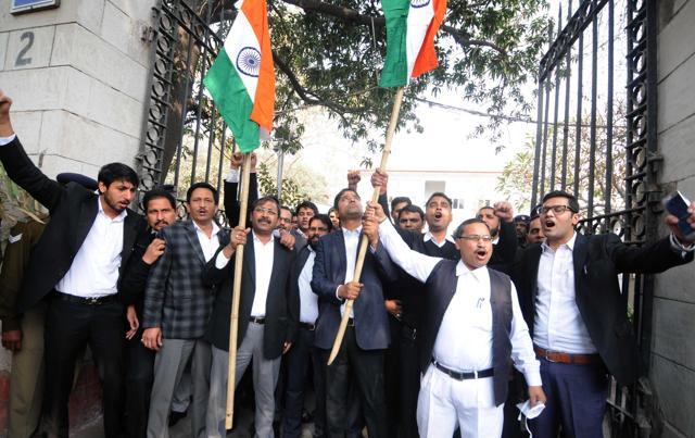Lawyers raise Indian flag and shout slogans at Patiala House Court. (HTphoto) Lawyers raise Indian flag and shout slogans at Patiala House Court. (HTphoto)