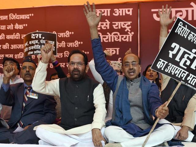 Minister of State for Parliamentary Affairs Mukhtar Abbas Naqvi and Rajya Sabha MP Vijay Goel during a protest against all those promoting ‘anti-national’ activities at Jantar Mantar on Wednesday. (Sonu Mehta/HT)