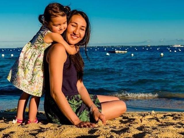 Camera captures a perfect outing of a mother with her daughter on the beach. (Instagram/compass_heading_photography) 