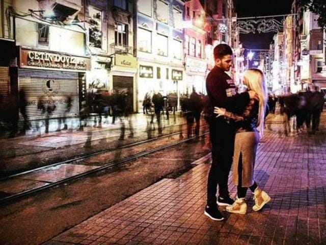  A lovely couple captured by the lens on the streets of Istanbul. (Instagram/afshin_nazariii) 