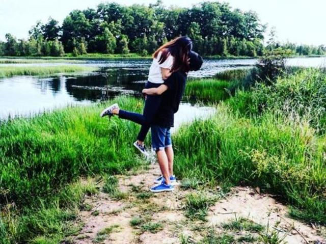 A young couple displaying their love in a beautiful, green setting.  (Instagram/isafrk) 
