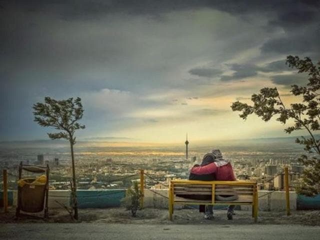 A couple romancing on the ‘roof of Tehran’. (Instagram/rasoul_safizadeh) 