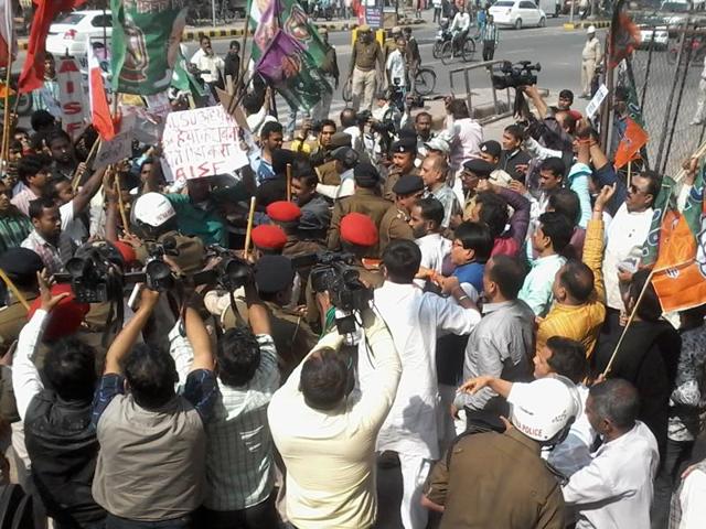 Police break up the clash between protesters and BJP workers outside the party office in Patna on Thursday. (Anish/HT Photo) Police break up the clash between protesters and BJP workers outside the party office in Patna on Thursday. (Anish/HT Photo)