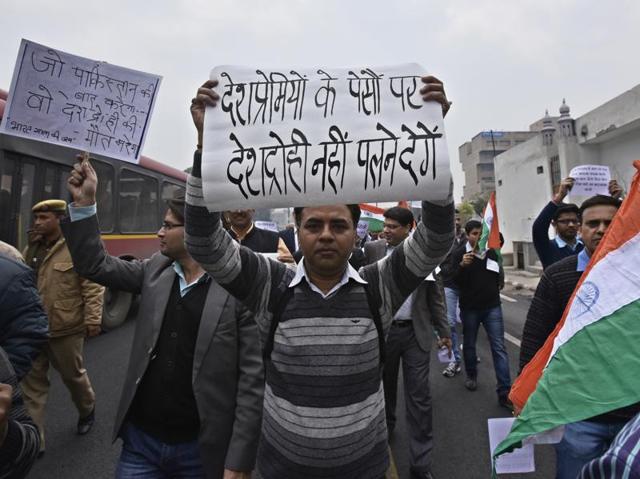 A joint protest of finance professionals including CAs, CMAs, CS, advocates, engineers and MBAs demanding strict action against the people who raised anti national slogans in the JNU. (Arun Sharma/HT Photo) A joint protest of finance professionals including CAs, CMAs, CS, advocates, engineers and MBAs demanding strict action against the people who raised anti national slogans in the JNU. (Arun Sharma/HT Photo)