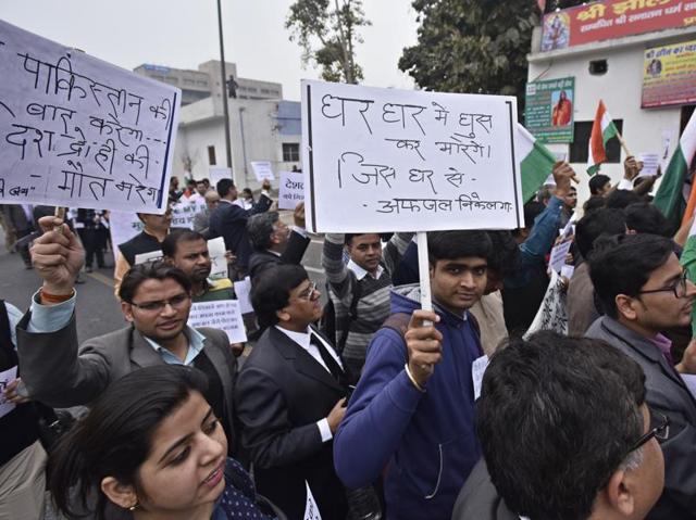 A joint protest of finance professionals including CAs, CMAs, CS, advocates, engineers and MBAs demanding strict action against the people who raised anti national slogans in the JNU. (Arun Sharma/HT Photo) A joint protest of finance professionals including CAs, CMAs, CS, advocates, engineers and MBAs demanding strict action against the people who raised anti national slogans in the JNU. (Arun Sharma/HT Photo)