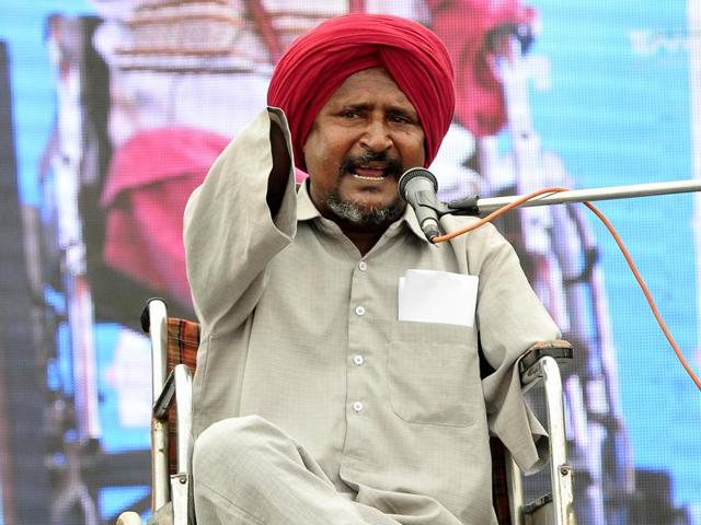 Singer and writer Bant Singh during the heritage festival at SD College in Chandigarh on Wednesday.(Keshav Singh/HT Photo) Singer and writer Bant Singh during the heritage festival at SD College in Chandigarh on Wednesday.(Keshav Singh/HT Photo)