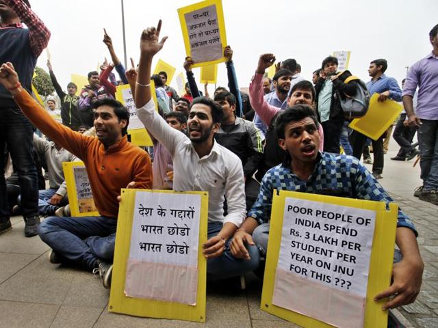 Delhi University students protest against ‘anti national elements’ at North Campus. (Sanchit Khanna/HT Photo) Delhi University students protest against ‘anti national elements’ at North Campus. (Sanchit Khanna/HT Photo)