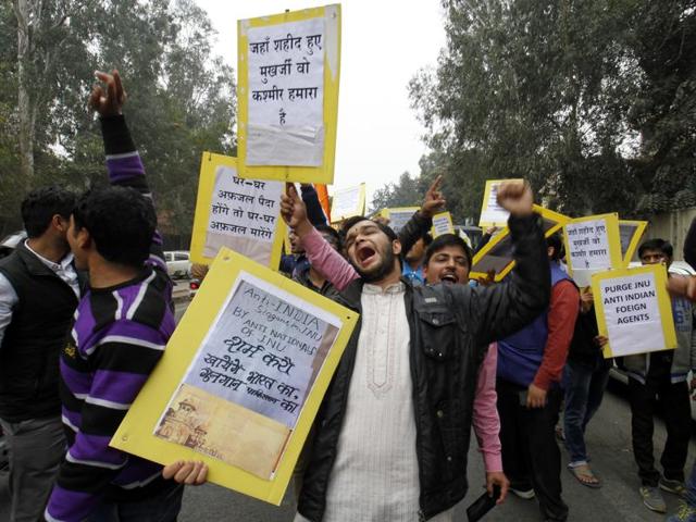 Delhi University students protest against ‘anti national elements’ at North Campus. (Sanchit Khanna/HT Photo) Delhi University students protest against ‘anti national elements’ at North Campus. (Sanchit Khanna/HT Photo)