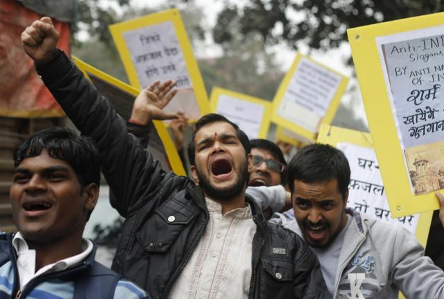 Delhi University students organised a march against “anti-social” elements at North Campus in New Delhi on Thursday. (Sanchit Khanna/HT Photo) Delhi University students organised a march against “anti-social” elements at North Campus in New Delhi on Thursday. (Sanchit Khanna/HT Photo)