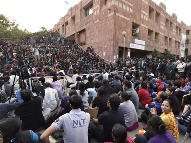 JNU students protest against the arrest of their union president Kanhaiya at the administrative block in the campus on Wednesday.(Sanjeev Verma/HT photo)