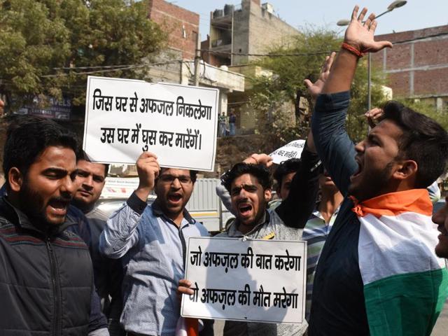 Delhi University students protest in favour of JNU students union president Kanhaiya Kumar on Wednesday.(Raj K Raj/Hindustan Times)